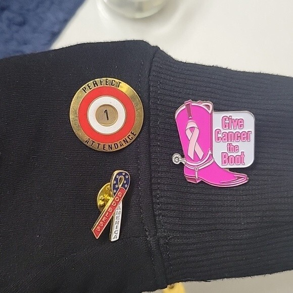 Set of Random metal pins - Picture 6 of 6